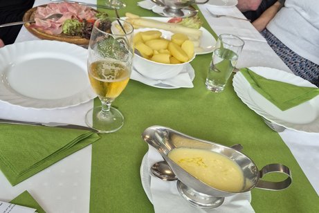 Beim Spargelessen