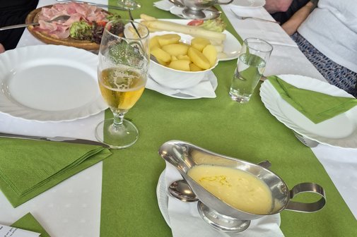 Beim Spargelessen Beim Spargelessen