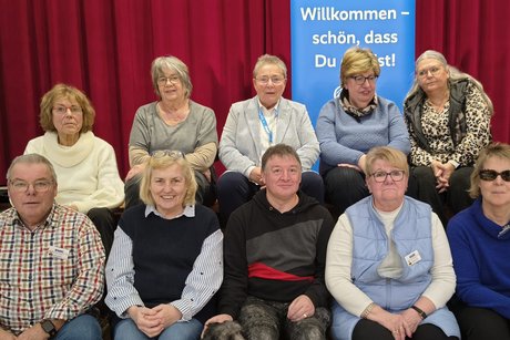 Die Mitglieder des neuen Vorstands sitzen in zwei Reihen auf einer Treppe