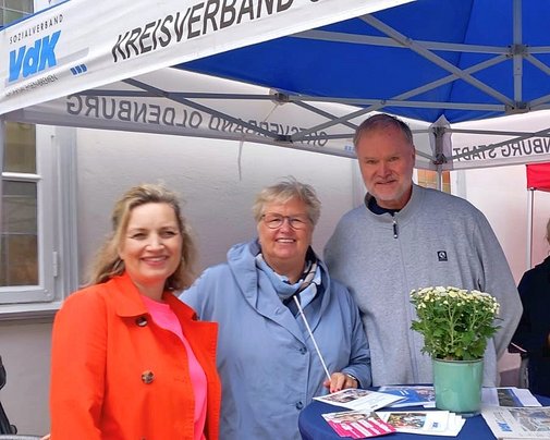 die drei Personen am Stehtisch