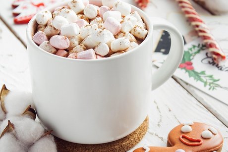 Tasse mit Kakao und Marshmallows
