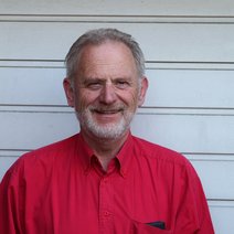 Ein &auml;lterer man mit kurzgeschnittenen grauen Haaren und rotem Hemd