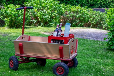 Bollerwagen mit einer Kiste Cola, zwei Fl. alkol. Getr&auml;nke und Plastikbecher