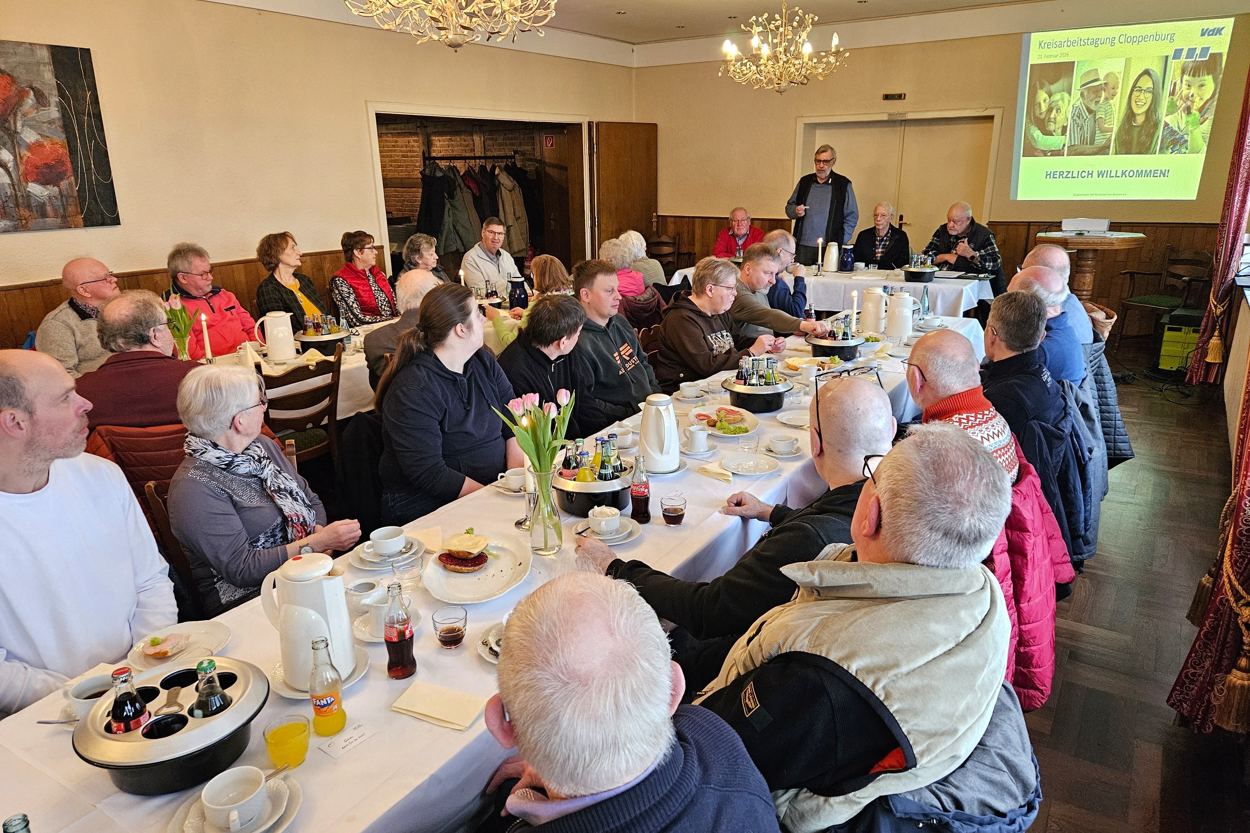 Die VdKlerinnen und VdKler an zwei Tischreihen