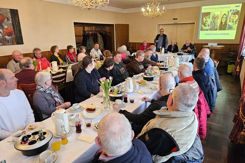 Die VdKlerinnen und VdKler an zwei Tischreihen
