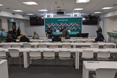 Blick in den Pressekonferenzraum des Weserstadions. Hier finden u. a. Fernsehinterviews mit Trainer und Spielern statt.