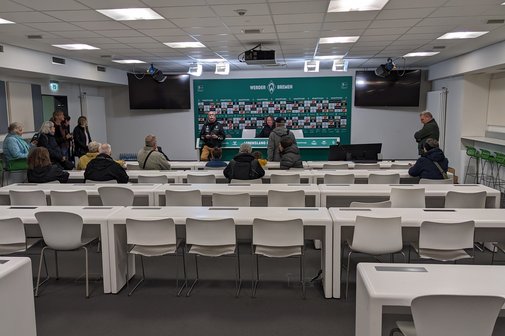 Blick in den Pressekonferenzraum des Weserstadions. Hier finden u. a. Fernsehinterviews mit Trainer und Spielern statt.