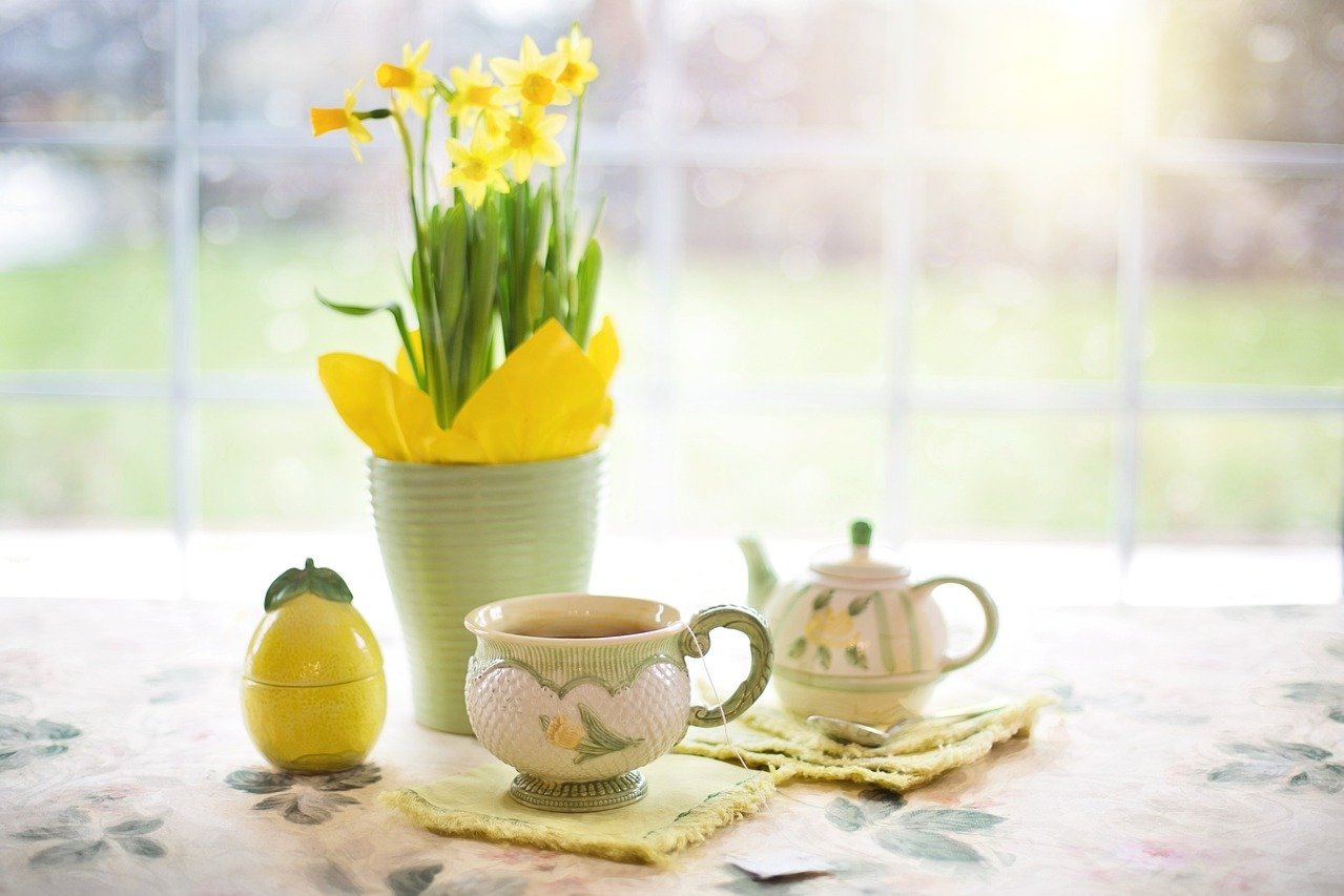 Osterblumen, Osterei und ein Teegedeck