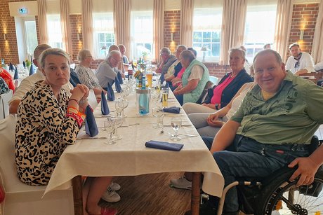 Gäste am Tisch