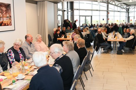 Die Mitglieder an Tischen im Saal