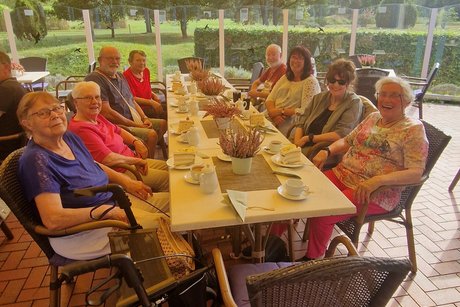 Teilnehmer an einer Kaffeetafel im Golfclub Munster
