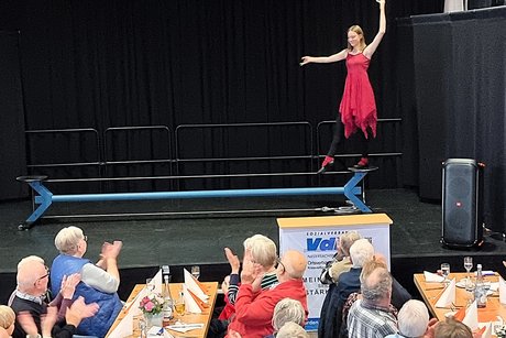 Eine junge Akrobatin balanciert auf dem Seil