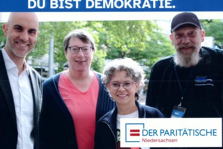 Gemeinsam für die Demokratie Das Bild zeigt vier Personen. Von links nach rechts sind zu sehen: Belit Onay (Oberbürgermeister Landeshauptstadt Hannover), Silke Gardlo (Vertreterin der Region Hannover), Bianka Bradler (Geschäftsführerin Paritätischer Hannover) und Detlev Bonnekoh (VdK-Kreisverband Hannover)