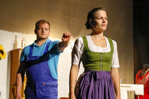 B&uuml;hnenbild mit zwei Schauspielern