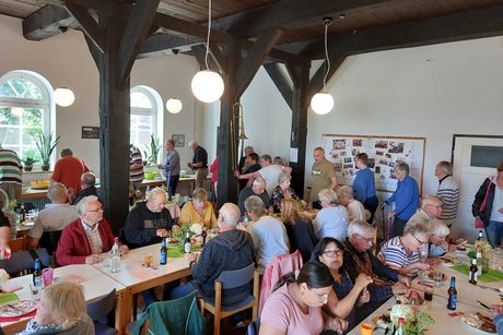 Warteschlange am Buffet
