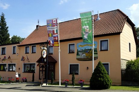 Außenansicht des Traditionsgasthaus "Zur Post" vom singenden Wirt