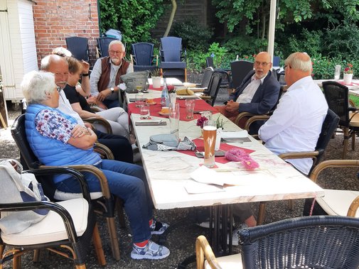 Gäste am Tisch