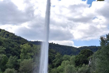 Ein großer Wasserstrahl auch einem Platz