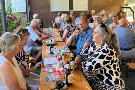 Mehrere Frauen sitzen am Tisch und plaudern