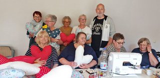 Gruppenfoto der Frauen und Heinrich Narjes mit den Herzkissen