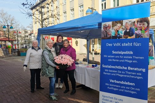 vier Frauen vor einem Infostand in der Uelzener Fu&szlig;g&auml;ngerzone