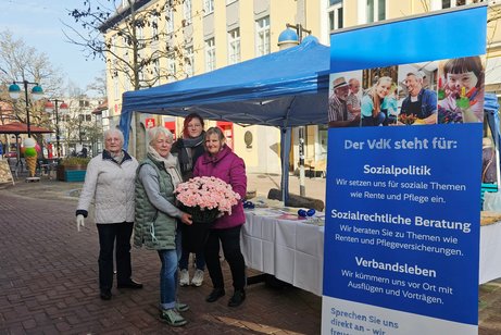 vier Frauen vor einem Infostand in der Uelzener Fu&szlig;g&auml;ngerzone