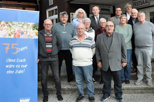 Auf dem Foto ist der neue Kreisvorstand Celle zu sehen. Der Vorstand steht vor dem Lokal in Ahnsbeck auf der Treppe. Vorne links ist der Banner des VdK zu sehen. Hinten rechts stehen Matthias Krüger und Gerhard Skradde