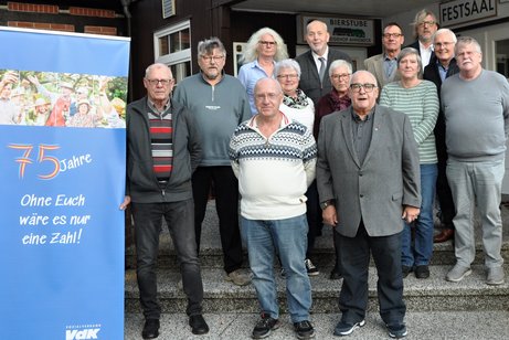 Auf dem Foto ist der neue Kreisvorstand Celle zu sehen. Der Vorstand steht vor dem Lokal in Ahnsbeck auf der Treppe. Vorne links ist der Banner des VdK zu sehen. Hinten rechts stehen Matthias Kr&uuml;ger und Gerhard Skradde