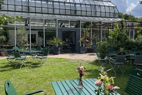 Glas&uuml;berdachung der Orangerie im Waldgarten