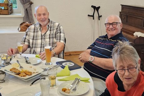 Die Mitglieder des Ortsverbandes sowie G&auml;ste sitzen im Saal im Heidehof Ahnsbeck uns essen Spargel.