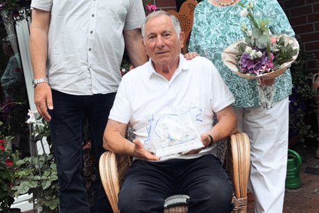 Heinz- Gerd Hinrichs gratuliert