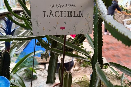 Hinweisschild in der Blumenhalle