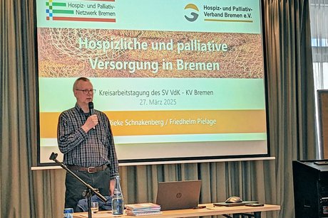 Friedhelm Pielage während seines Vortrags
