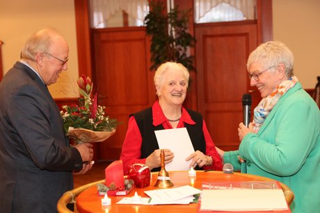 Hanna Oltmanns mit Urkunde