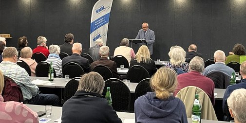 Uwe Wagner am Rednerpult mit den Mitgliedern