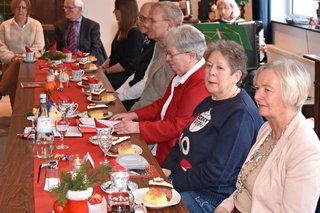 Teile des Vorstandes und Gäste gemeinsam an der Kaffeetafel.