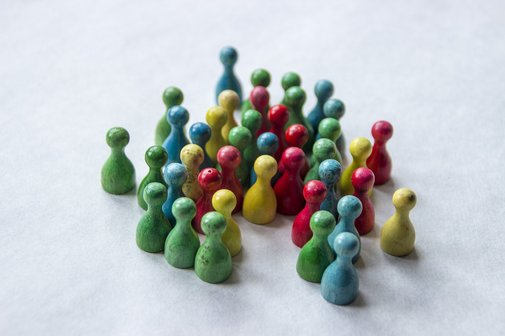 Bunte Spielfiguren als Symbol f&uuml;r eine Gemeinschaft
