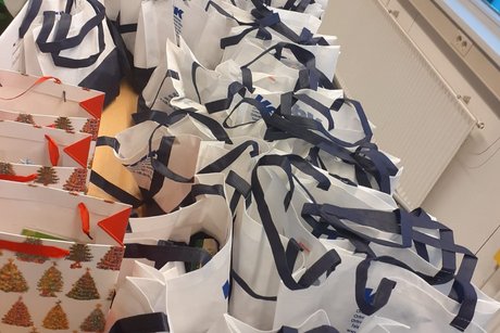 VdK-Beutel Das Bild zeigt mehrere VdK-Stoffbeutel mit Geschenken.