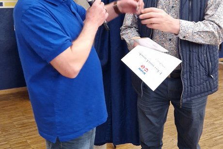 Heinrich Schirmer für Ehefrau Liane Urkundenübergabe