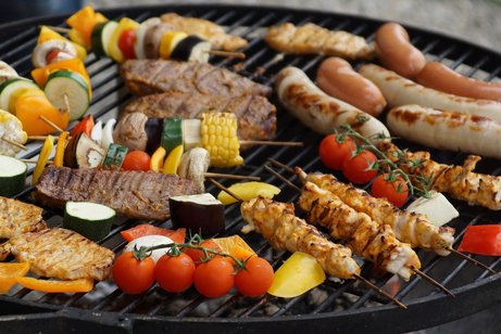 Fleisch, W&uuml;rstchen und Gem&uuml;se auf einem Grill