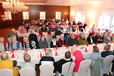 Teilnehmer im Gespräch untereinander