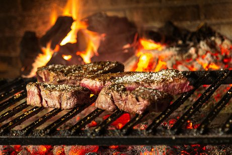 Grill mit Grillgut in Nahaufnahme