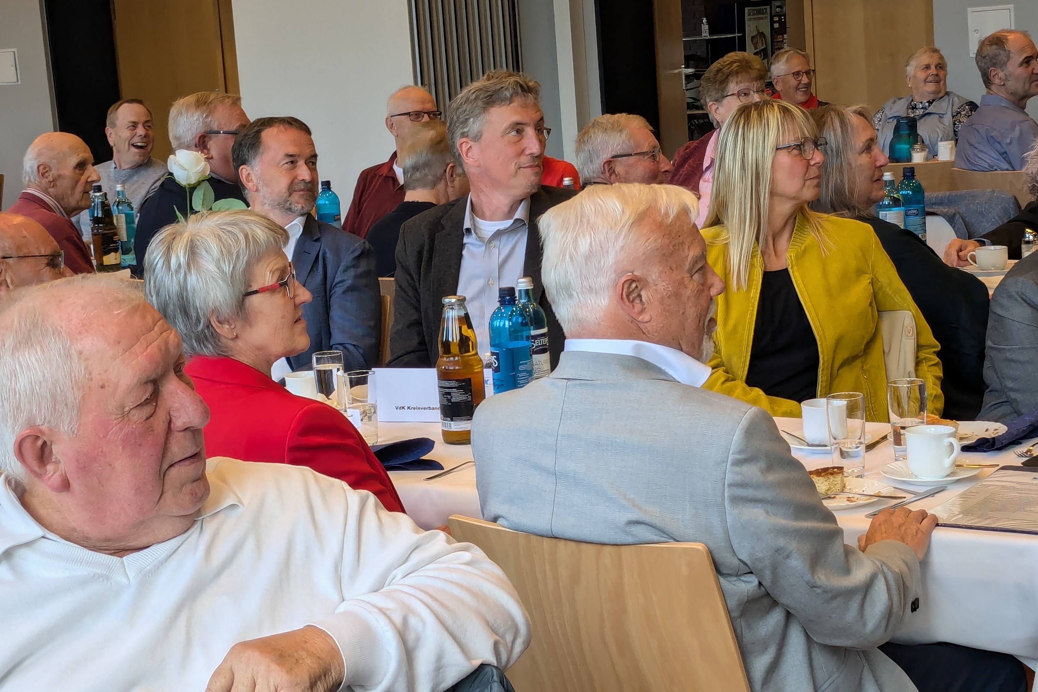 Gäste an Tischen im Saal