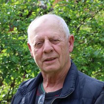 Portraitfoto von Johannes Seils vor einer gr&uuml;nen Hecke.