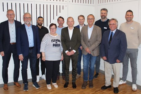 v.l.n.r.: Angar Duling (Samtgemeindeb&uuml;rgermeister), Georg Hans (stellv. B&uuml;rgermeister), Sinan Ocakoglu (Euregio-Klinik), Dini Gosink (stellv. Vors. VdK), Dr. Arthur Sas (Orthop&auml;die Neuenhaus), Dirk Wortelen (Vorstand ev. Krankenhausverein), Dr. Christoph Domnick (Euregio-Klinik), Dr. Michael Henkel (Chefarzt Euregio-Klinik), Dr. Gerrit Beckmann (Euregio-Klinik), Arnold Magdanz (VdK), Hennig Klokkers (ev. Krankenhausverein).