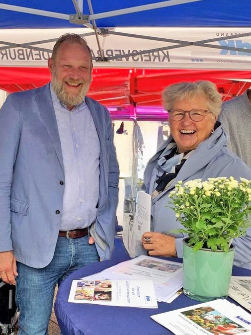 Die beiden Personen l&auml;chelnd am Stehtisch
