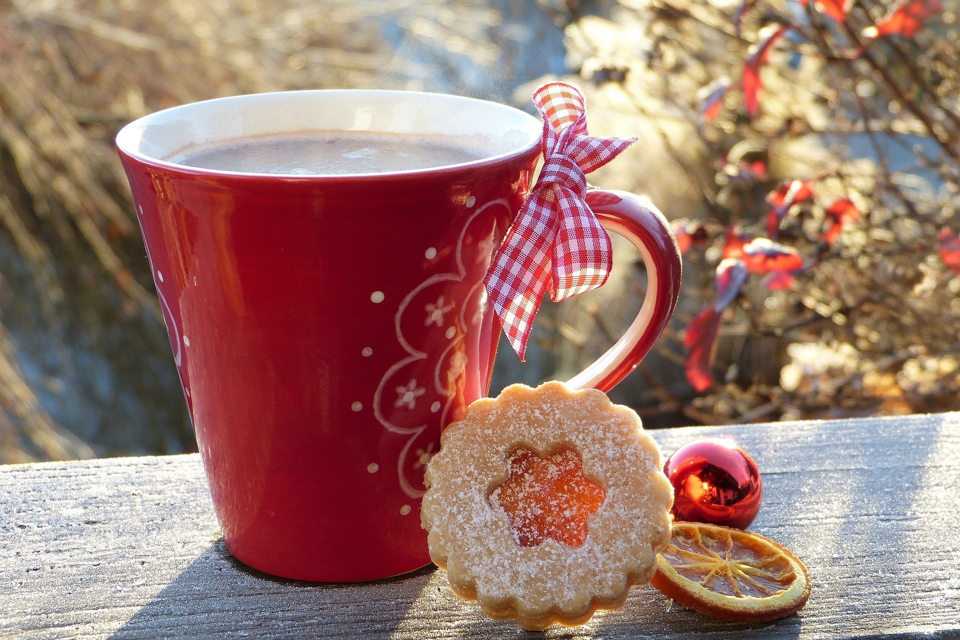 Eine Teetasse mit Keksen in Weihnachtlicher Umgebung