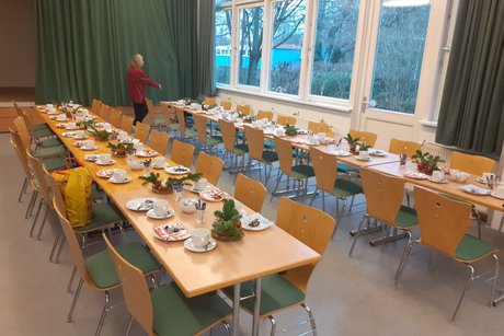 Kaffeetafel Das Bild zeigt weihnachtlich dekorierte Tischreihen im Saal des Kulturtreffs Vahrenheide