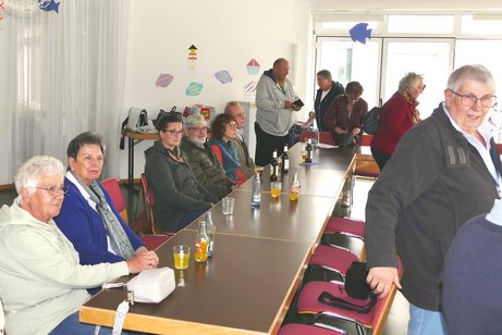 Mitglieder in Gesprächen am Tisch