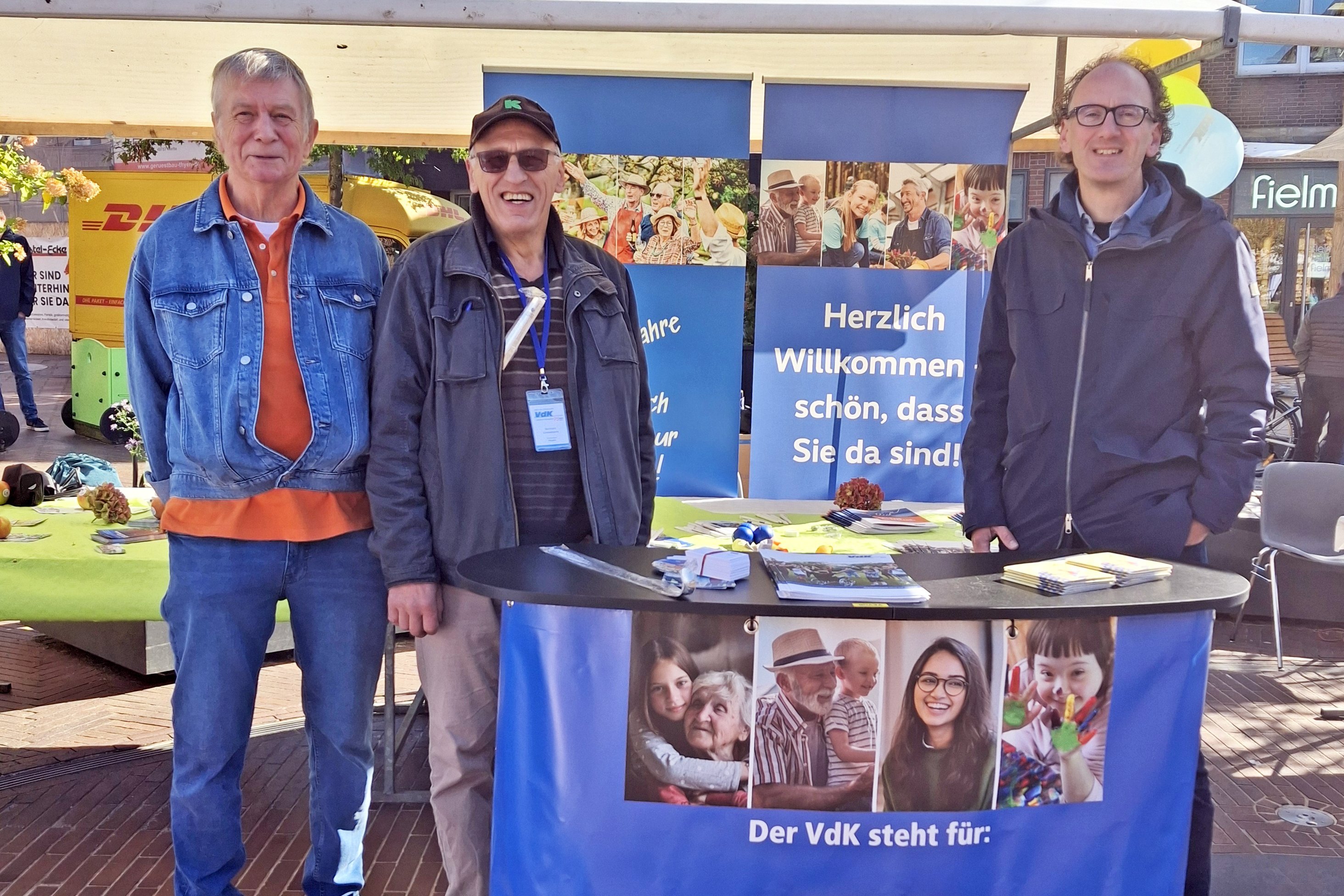 Drei Männer am blauen VdK-Infostand